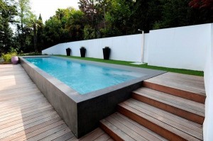 Et les terrasse, bien sûr! Matériau idéal pour donner du charme à l'extérieur de sa maison, il prend toutes les formes voulues.