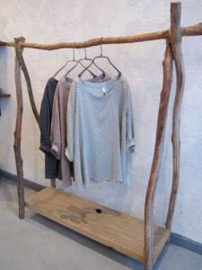 DIY, encore et toujours: un portant à vêtement rustique.