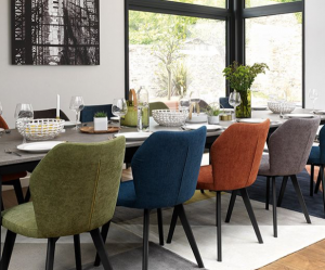 salle à manger table gautier, chaises tissu, fenêtre angle tableau mural