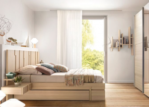 Chambre vue fenêtre tête de lit étagère