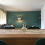 émeraude, mur papier peint, chaise pied noirs, velours , table chêne, parquet clair