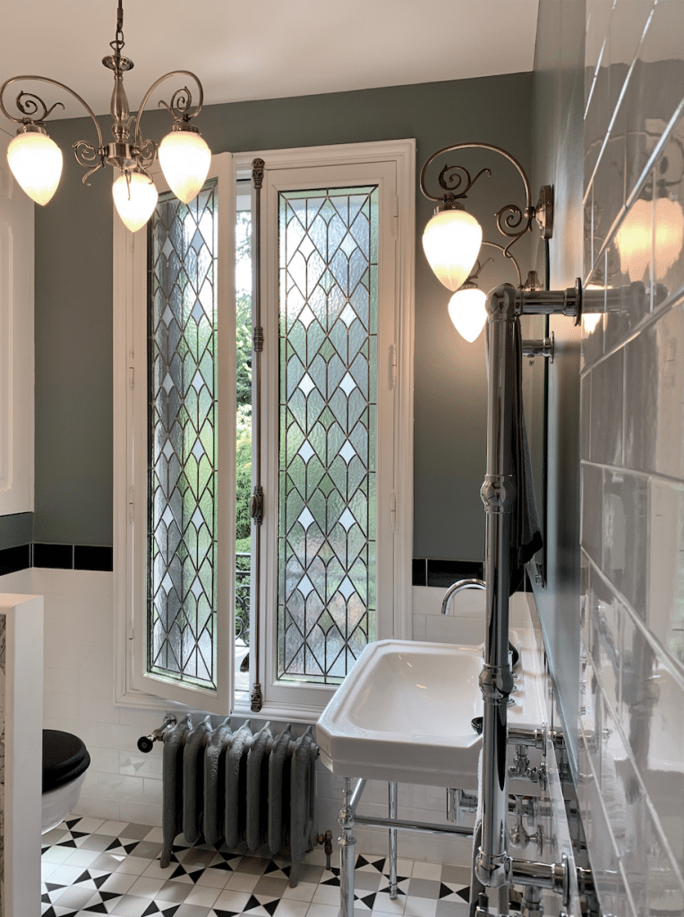 vitrail salle d'eau, bleu farrow and ball murs, Sol carrelage effet carreaux de ciment