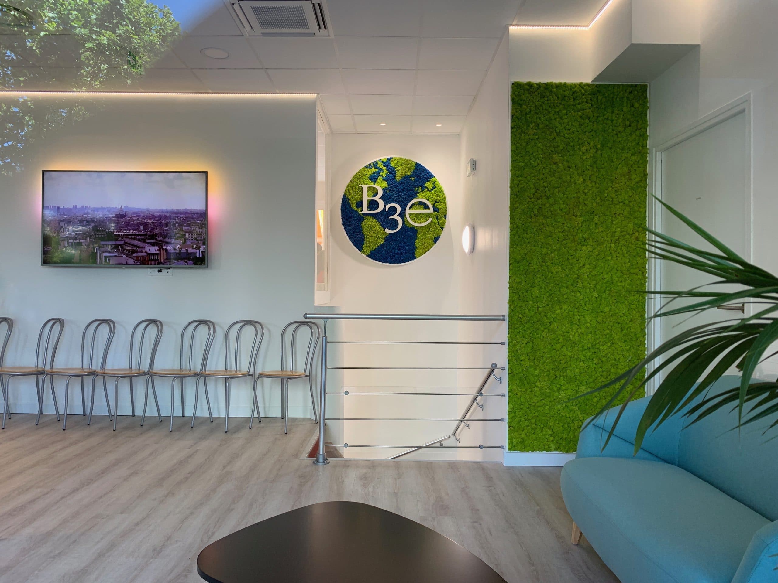 décoration et agencement bureaux murs végétal mousse accoustique, écran tv mural accueil, décoratrice UFDI Synergie Déco
