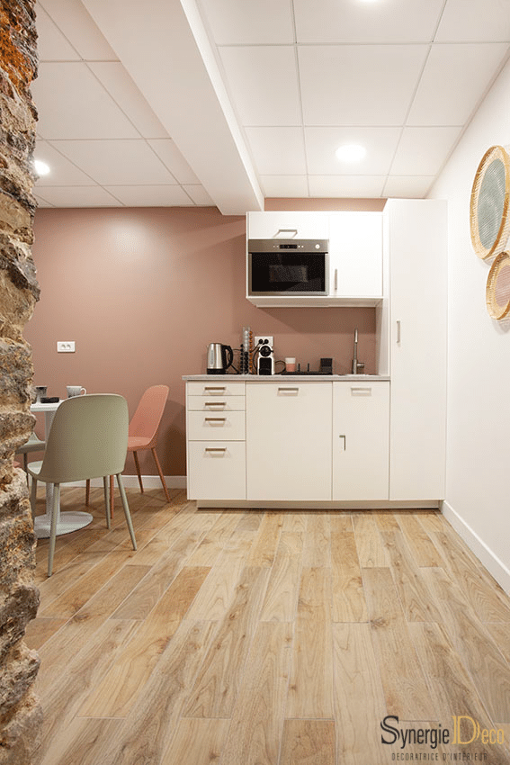 meuble sur mesure, bois sol, bureau blanc, décoratrice intérieur Boulogne murs verts, suspension boule, réunion déco cuisine entreprise