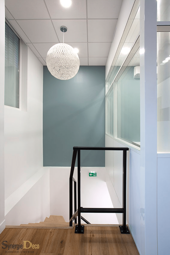 meuble sur mesure, bois sol, bureau blanc, décoratrice intérieur Boulogne murs verts, suspension boule, réunion déco escalier