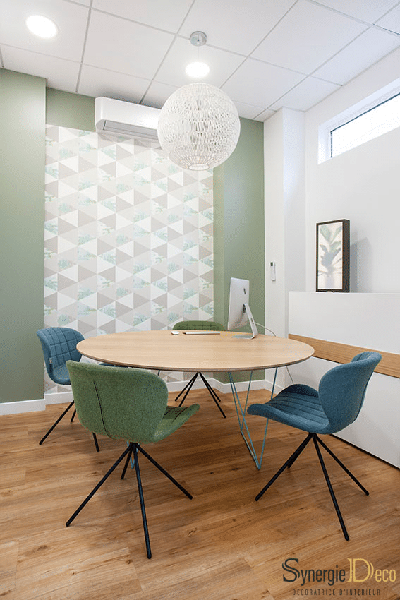 meuble sur mesure, bois sol, bureau blanc, décoratrice intérieur Boulogne murs verts, suspension boule, réunion déco chaise confortable molletonnée bureau