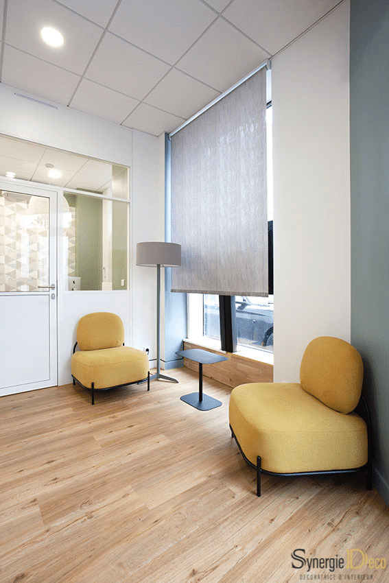 meuble sur mesure, bois sol, bureau blanc, décoratrice intérieur Boulogne murs verts, suspension boule, réunion déco